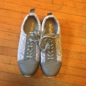Alegria Traq heathered gray lace up sneakers, size 41